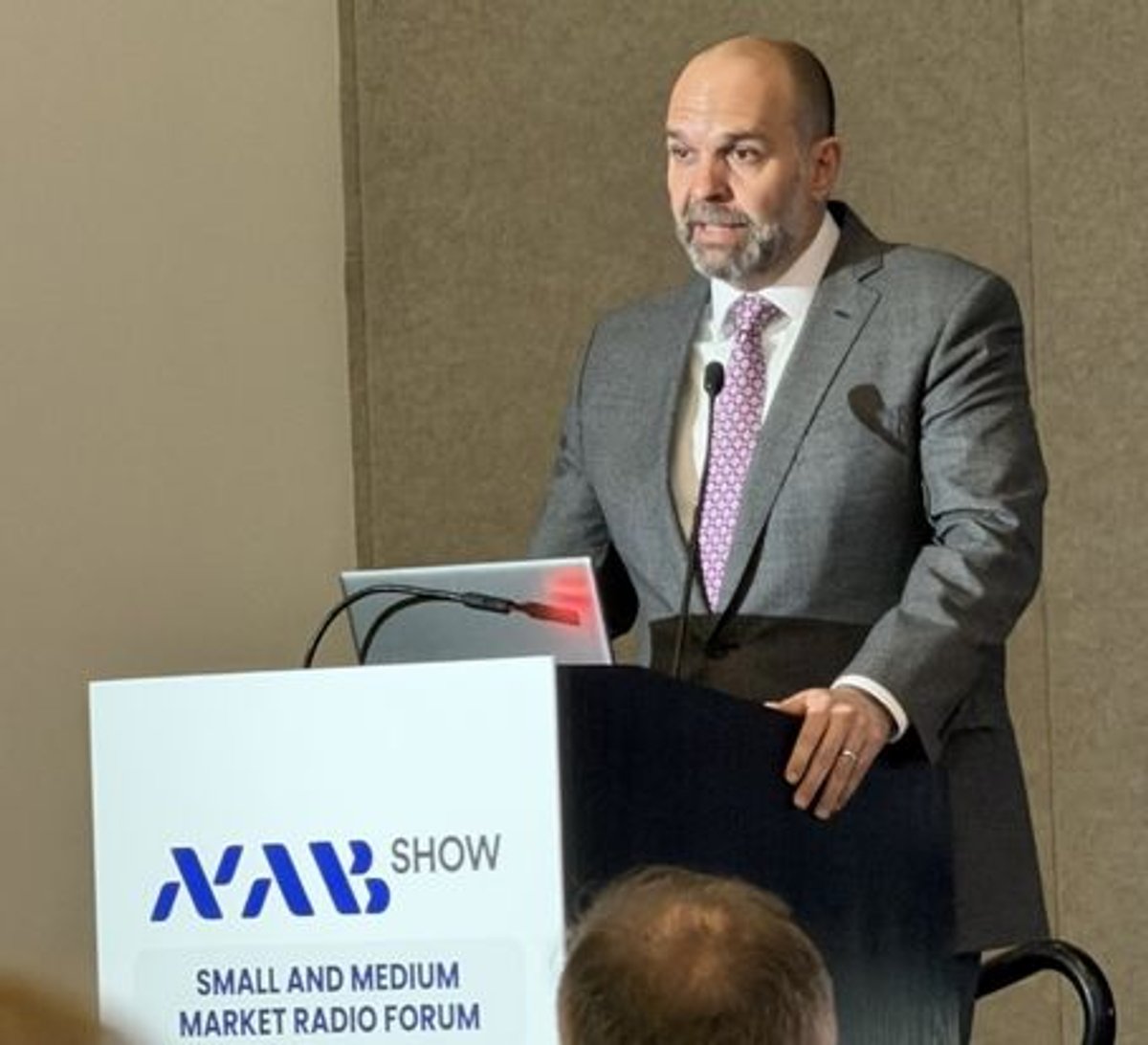 NAB Show 2026: Curtis LeGeyt destaca desafios regulatórios, inovação e defesa do rádio na abertura do fórum de rádio