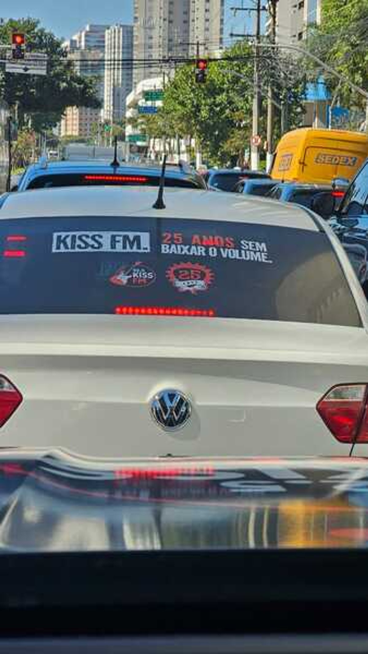 Kiss FM lança campanha em carros de aplicativo como parte das comemorações pelos seus 25 anos