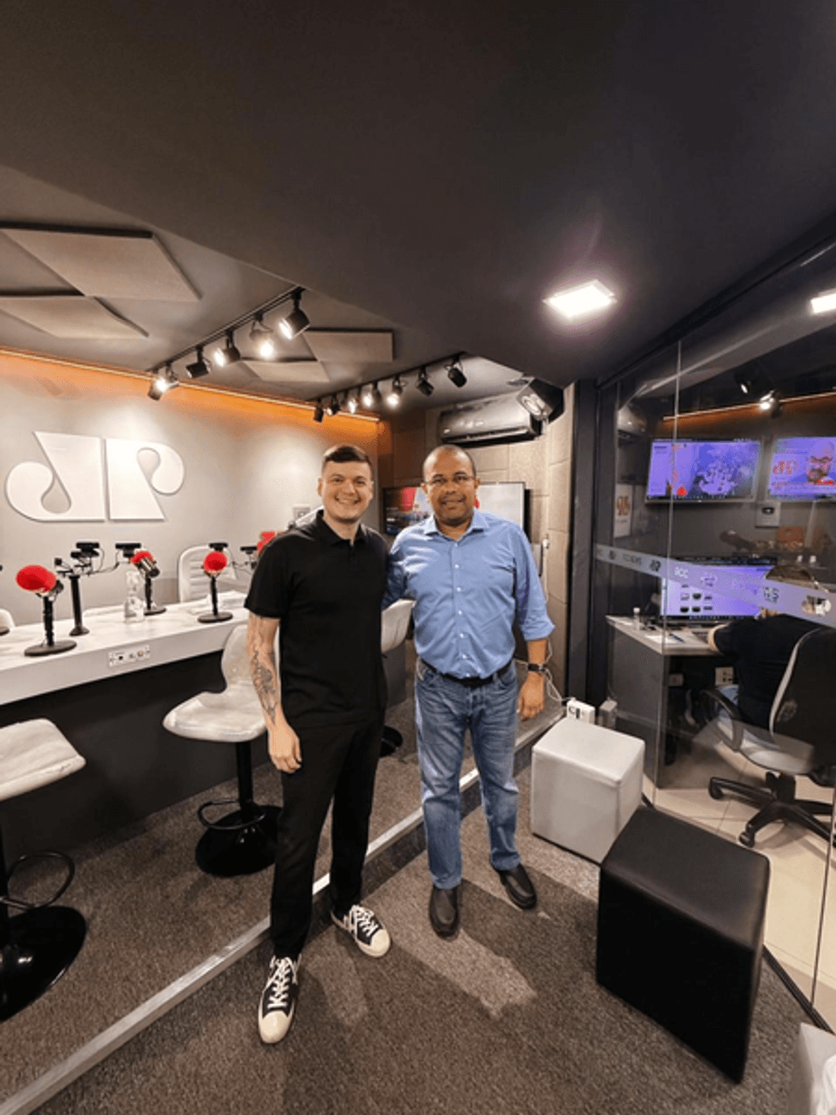Jovem Pan FM Maringá firma parceria com agência Publiz para reforçar presença digital