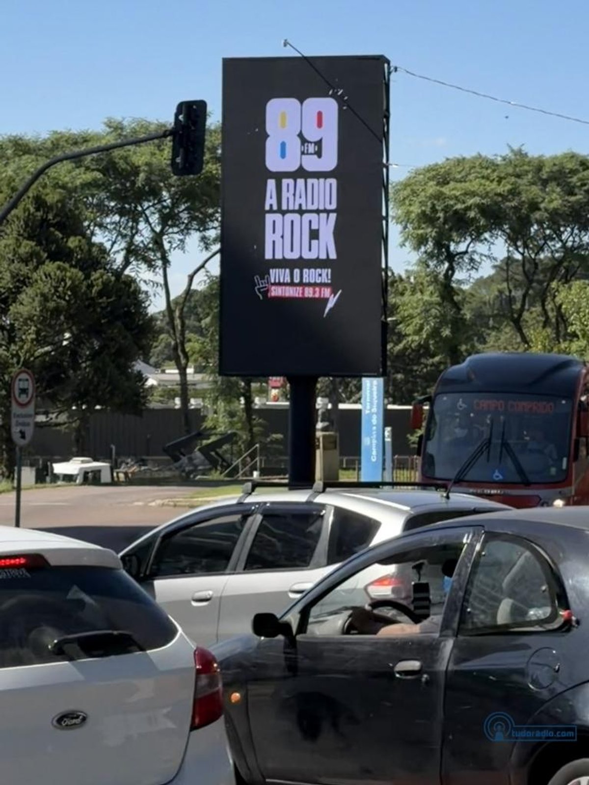 89 FM A Rádio Rock completa seu primeiro ano em Curitiba