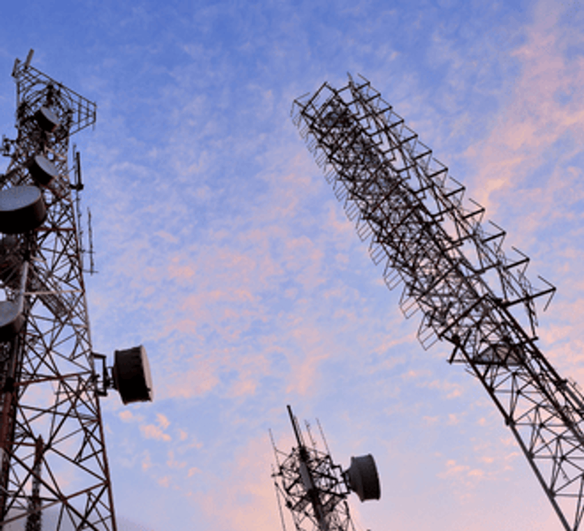 Emissoras de rádio AM dos EUA pedem à FCC reabertura de regras para uso de retransmissores FM