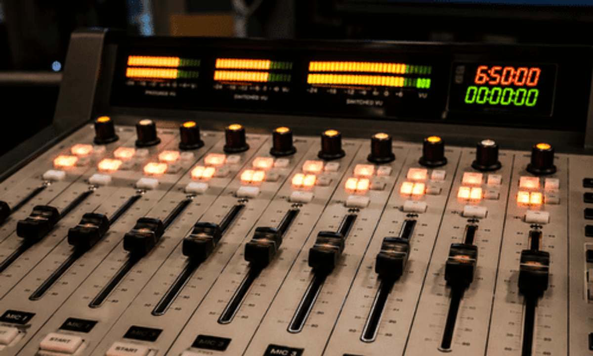Mais emissoras brasileiras adotam programação diferente no streaming durante o horário eleitoral