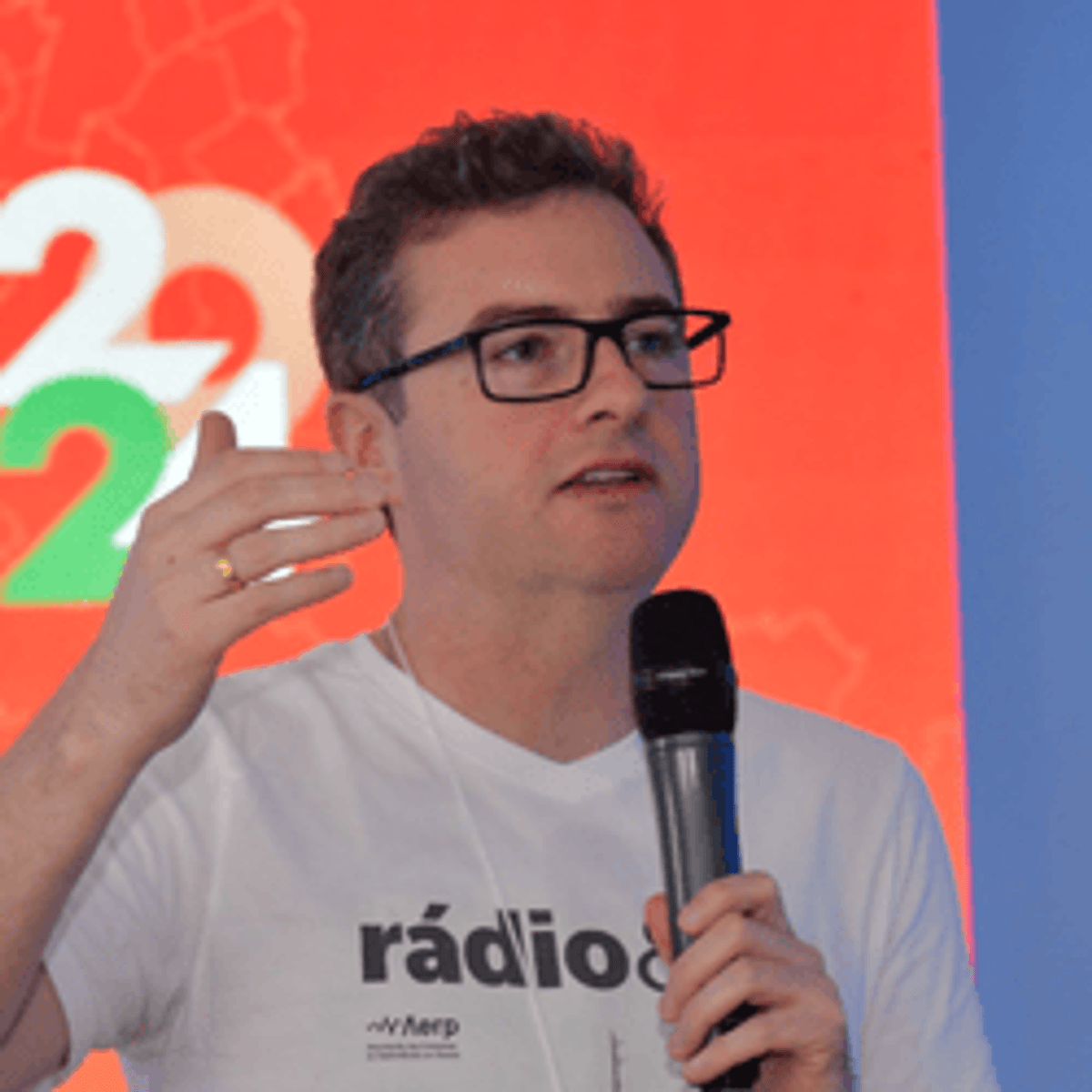 O rádio cresce porque segue presente como sempre