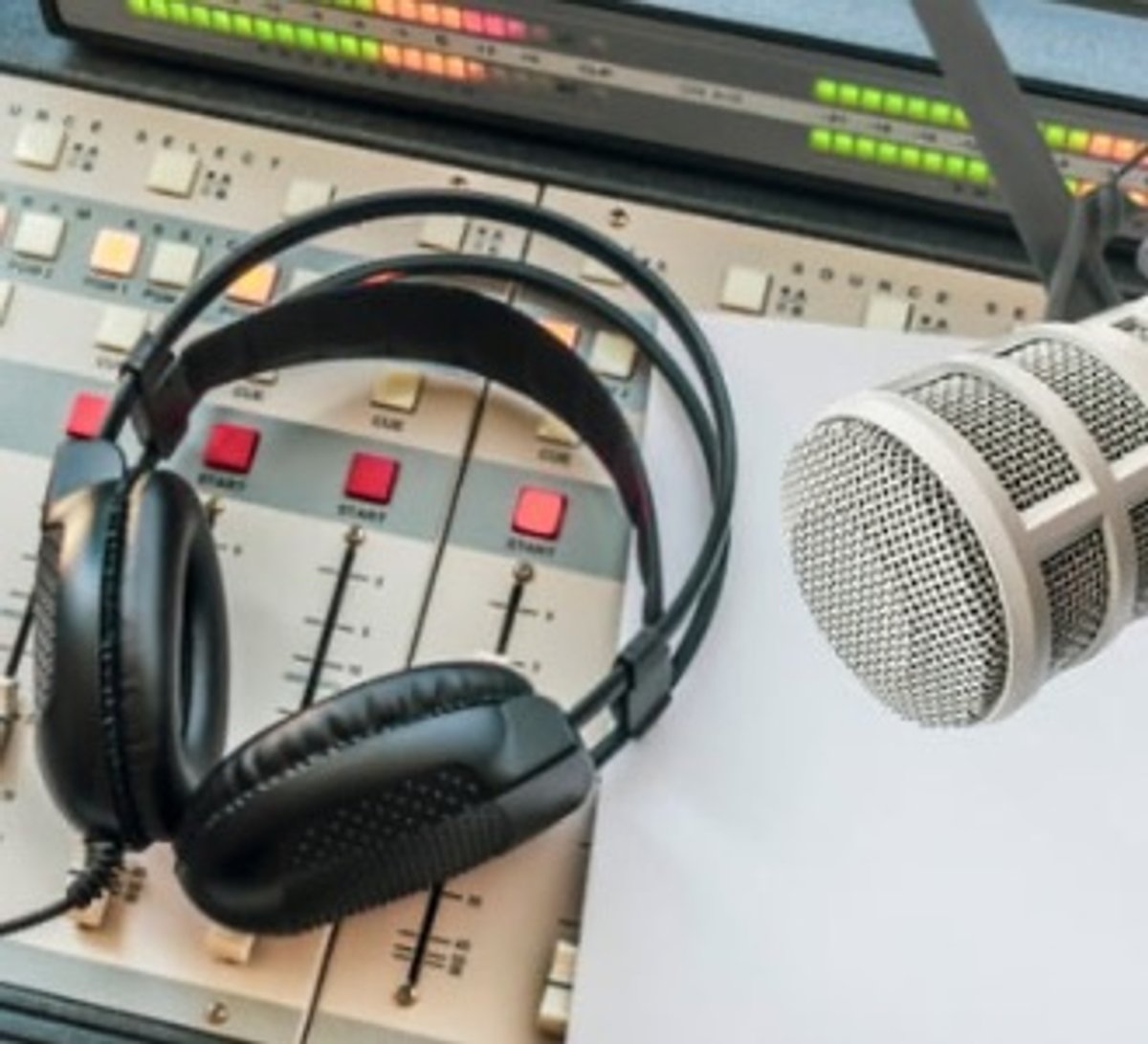 Rádio pode ampliar força no digital com podcasts locais; comunicadores e conteúdo regional ganham destaque